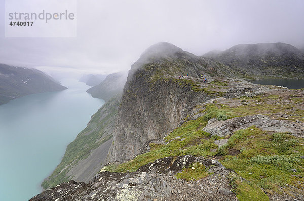 Blick auf den Gjendesee vom Besseggengrat  Jotunheimen Nationalpark  Norwegen  Skandinavien  Europa
