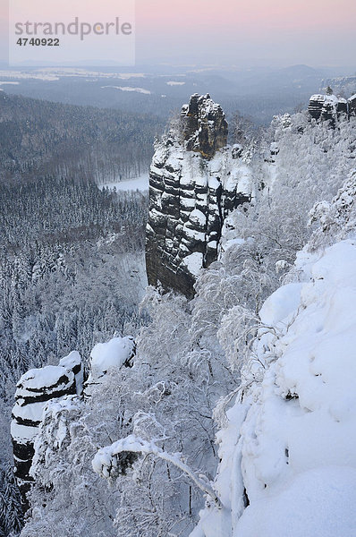 Blick von der Schrammsteinaussicht  Schnee  Elbsandsteingebirge  Sächsische Schweiz  Sachsen  Deutschland  Europa