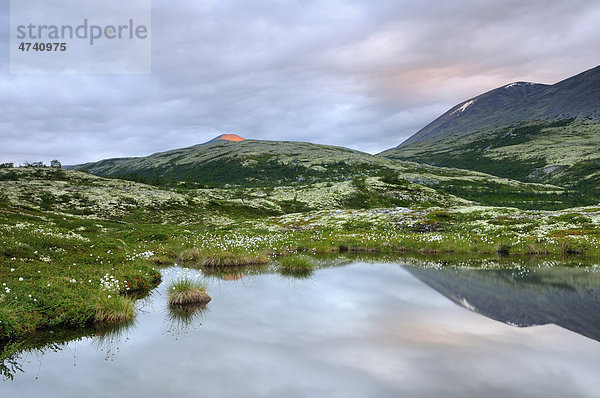 Bergsee  Fjelllandschaft nahe Bjornhollia im Rondane Nationalpark  Norwegen  Skandinavien  Europa