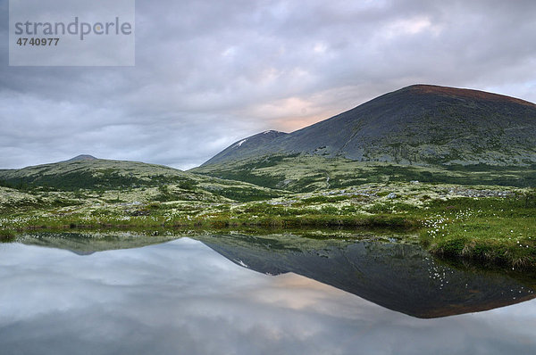 Bergsee  Fjelllandschaft nahe Bjornhollia im Rondane Nationalpark  Norwegen  Skandinavien  Europa