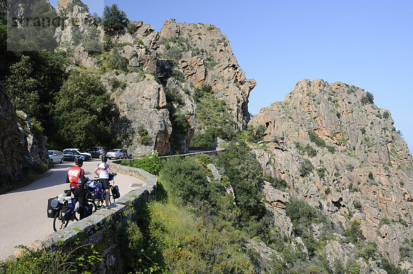 Radfahrer in der Calanche  Felsenlandschaft an der Westküste von Korsika  Frankreich  Europa