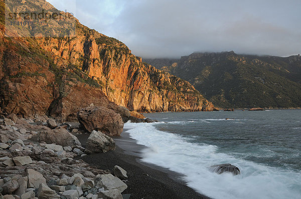 Felsen und Strand an der Westküste von Korsika  Frankreich  Europa