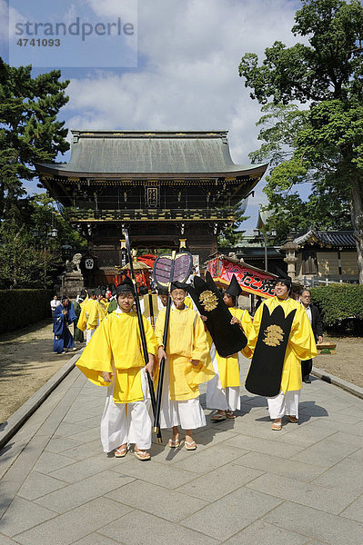 Prozession zum Schreinfest  Matsuri  hinten das Torhaus vom Kintano Tenmango Schrein  Kyoto  Japan  Asien