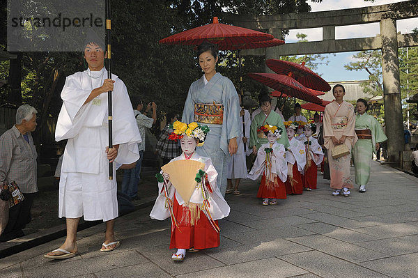 Prozession mit Mädchen und Müttern im Kimono zum Schreinfest  Matsuri  hinten das Torii  Schreintor  Kintano Tenmango Schrein  Kyoto  Japan  Asien