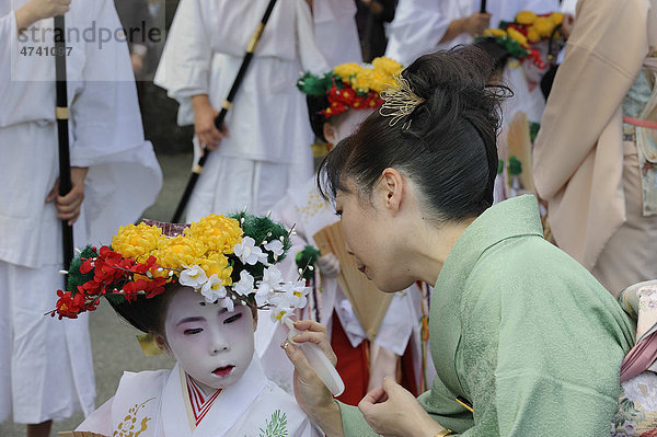 Mädchen und Mutter im Kimono bei Prozession zum Schreinfest  Matsuri  vom Kintano Tenmango Schrein  Kyoto  Japan  Asien