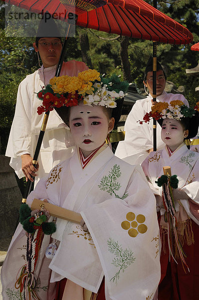 Traditionell gekleidete und geschminkte Mädchen beim Tempelfest  Matsuri  im Kitano Tenmangu Schrein  Kyoto  Japan  Asien