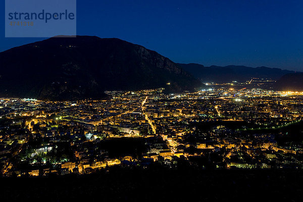 Stadt Bozen bei Nacht  Südtirol  Italien  Europa