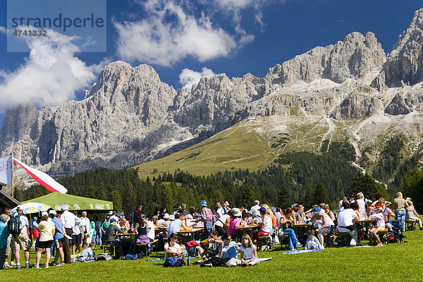 Almfest unterm Rosengarten  Südtirol  Italien  Europa