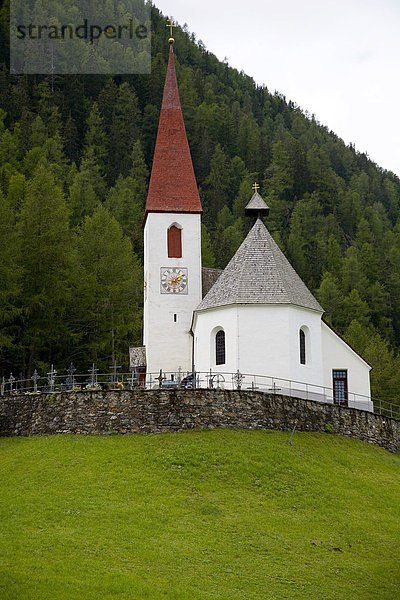 Kirche im Bergdorf  Ulten  Südtirol  Italien  Europa