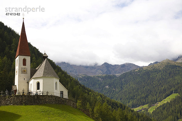 Kirche im Bergdorf  Ulten  Südtirol  Italien  Europa