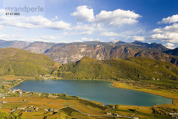 Kalterer See  Kalterersee  im Herbst  Südtirol  Italien  Europa