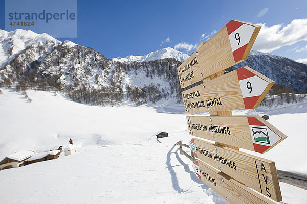 Wanderpfad  Wegweiser  Schnee  Südtirol  Italien  Europa