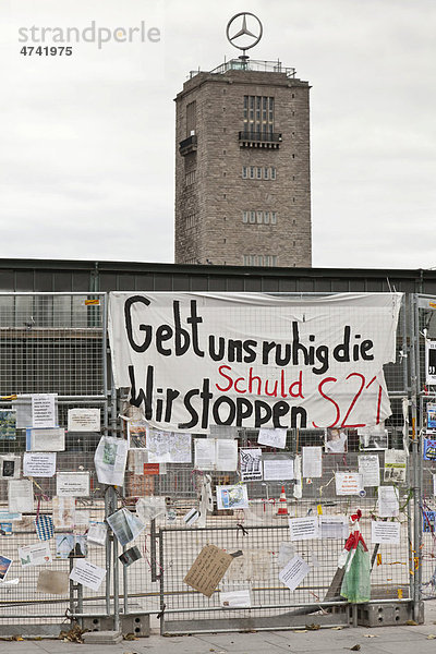 Protestplakate gegen Stuttgart 21 am Bauzaun  dahinter der Turm des alten Bahnhofs  Schlossgarten  Stuttgart  Baden-Württemberg  Deutschland  Europa