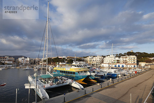 Hafen  Cala Ratjada  Cala Rajada  Mallorca  Balearen  Spanien  Europa