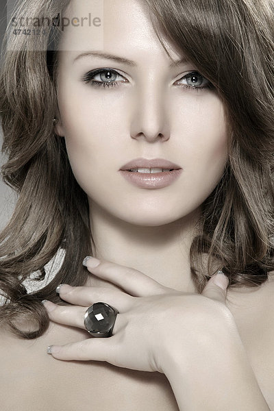 Junge Frau mit Ring  Beautyportrait