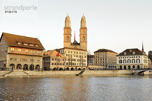 Fluss Limmat  Limmatquai mit Zunfthaus zum Rüden  Grossmünster und Helmhaus in der Altstadt von Zürich  Kanton Zürich  Schweiz  Europa