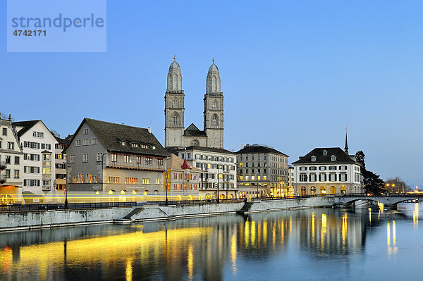 Fluss Limmat  Limmatquai mit Zunfthaus zum Rüden  Grossmünster und Helmhaus zur blauen Stunde in der Altstadt von Zürich  Kanton Zürich  Schweiz  Europa