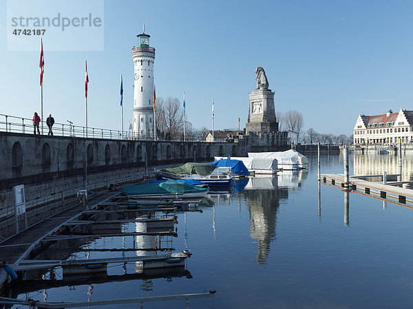 Hafeneinfahrt von Lindau mit dem Bayrischen Löwen und dem Leuchtturm von Lindau  Schwaben  Bayern  Deutschland  Europa