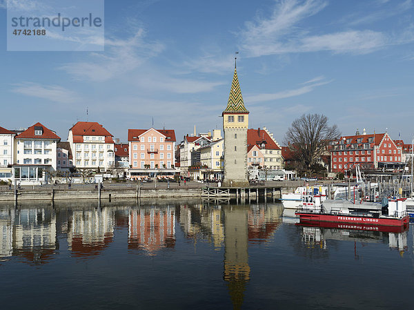 Hafen von Lindau mit Mangenturm  Schwaben  Bayern  Deutschland  Europa