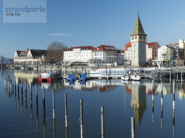 Hafen von Lindau mit Mangenturm  Schwaben  Bayern  Deutschland  Europa