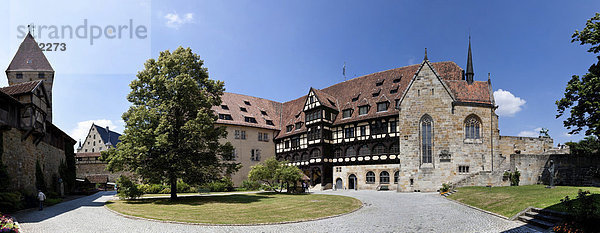 Innenhof mit Fürstenbau  Brunnen und Kapelle  Veste Coburg  Oberfranken  Franken  Bayern  Deutschland  Europa