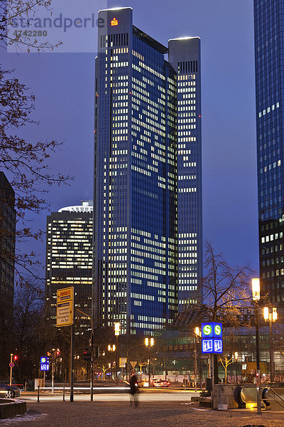 Blick auf das Hochhaus der Sparkasse  Frankfurt am Main  Hessen  Deutschland  Europa