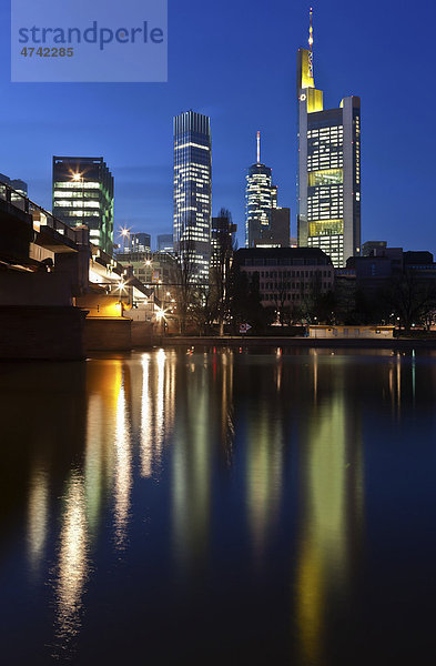 Blick auf die Commerzbank  die Europäische Zentralbank  EZB  die Hessische Landesbank  den Main Tower  Untermainbrücke  Nachtaufnahme  Frankfurt am Main  Hessen  Deutschland  Europa