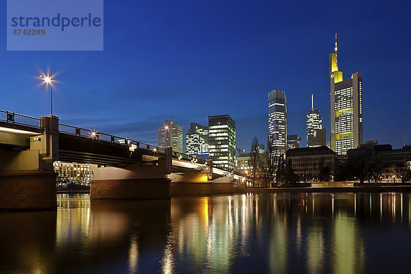 Blick auf die Commerzbank  die Europäische Zentralbank  EZB  die Hessische Landesbank  den Main Tower  Untermainbrücke  Nachtaufnahme  Frankfurt am Main  Hessen  Deutschland  Europa