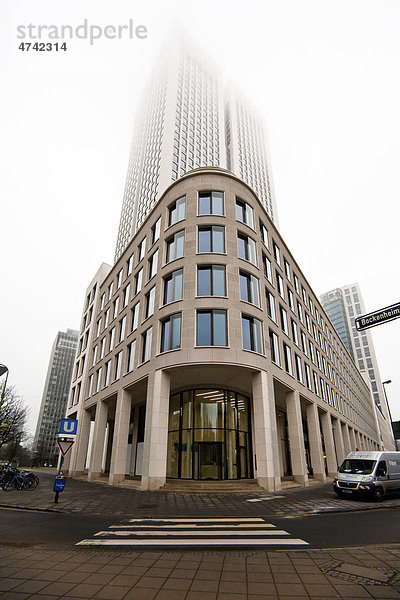 Gebäude des Opernturms  UBS Bank im Nebel  Frankfurt am Main  Hessen  Deutschland  Europa