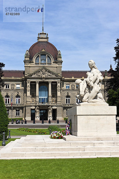 Kriegerdenkmal  hinten der Palais du Rhin  Rheinpalast am Place de la Republique  Straßburg  Elsass  Frankreich  Europa