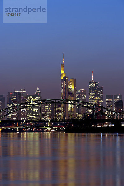 Lichtverschmutzung durch Staub  Blick auf die Skyline mit Commerzbank  Hessische Landesbank Helaba und City Group  Frankfurt am Main  Hessen  Deutschland  Europa