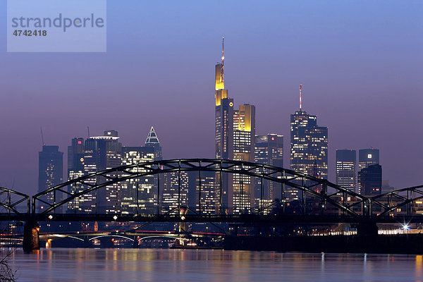Lichtverschmutzung durch Staub  Blick auf die Skyline mit Commerzbank  Hessische Landesbank Helaba und City Group  Frankfurt am Main  Hessen  Deutschland  Europa