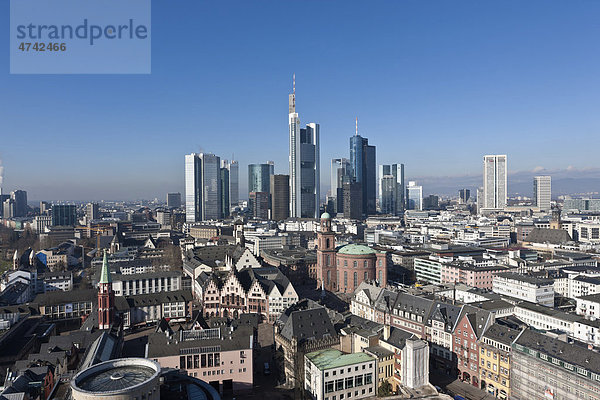 Blick auf Frankfurt mit Skyline  Commerzbank  Hessische Landesbank  Deutsche Bank  Europäische Zentralbank  Skyper  Sparkasse  DZ Bank  Opernturm  Paulskirche  Römer  Frankfurt am Main  Hessen  Deutschland  Europa