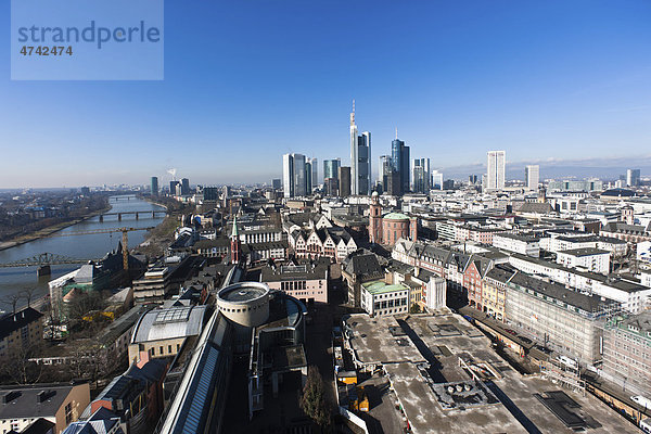 Blick auf Frankfurt mit Skyline  Commerzbank  Hessische Landesbank  Deutsche Bank  Europäische Zentralbank  Skyper  Sparkasse  DZ Bank  Opernturm  Paulskirche  Römer  Frankfurt am Main  Hessen  Deutschland  Europa