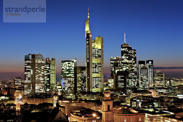 Blick auf Frankfurt und die Skyline von Frankfurt  Commerzbank  Hessische Landesbank  Deutsche Bank  Europäische Zentralbank  Skyper  Sparkasse  DZ Bank  Paulskirche  Römer  Frankfurt  Hessen  Deutschland  Europa