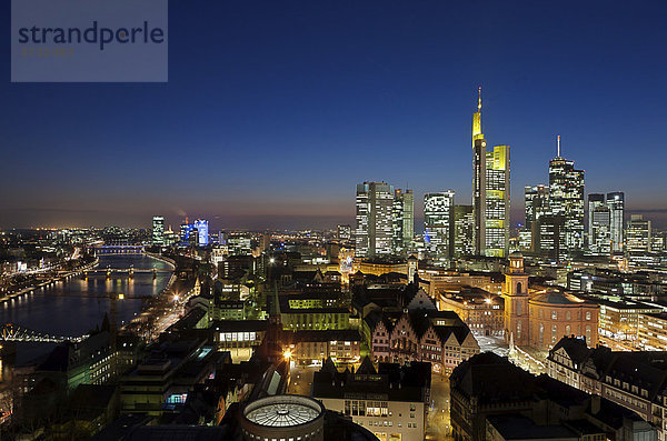 Blick auf Frankfurt und die Skyline von Frankfurt  Commerzbank  Hessische Landesbank  Deutsche Bank  Europäische Zentralbank  Skyper  Sparkasse  DZ Bank  Paulskirche  Römer  Frankfurt  Hessen  Deutschland  Europa