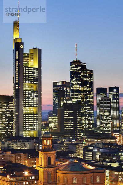 Blick auf Frankfurt und die Skyline von Frankfurt  Commerzbank  Hessische Landesbank  Deutsche Bank  Europäische Zentralbank  Skyper  Sparkasse  DZ Bank  Paulskirche  Frankfurt  Hessen  Deutschland  Europa