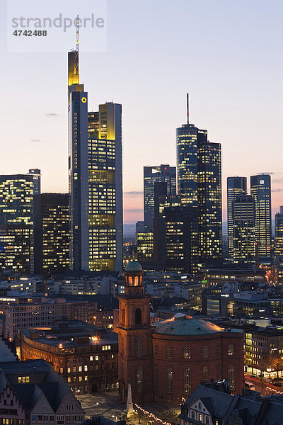 Blick auf Frankfurt und die Skyline von Frankfurt  Commerzbank  Hessische Landesbank  Deutsche Bank  Europäische Zentralbank  Skyper  Sparkasse  DZ Bank  Paulskirche  Frankfurt  Hessen  Deutschland  Europa