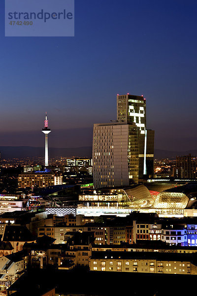 Blick auf Frankfurt und die Skyline von Frankfurt  Opernturm  Projekt Palais Quartier  Frankfurt hoch vier  Frankfurt  Hessen  Deutschland  Europa