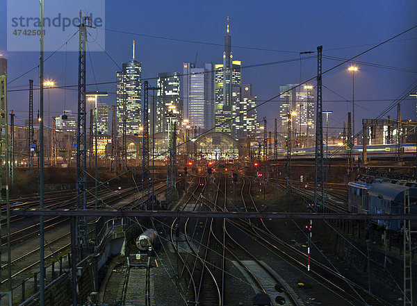 Blick auf den Frankfurter Hauptbahnhof mit fahrendem ICE  hinten die Commerzbank  die Dresdner Bank  der Skyper  Frankfurt  Hessen  Deutschland  Europa