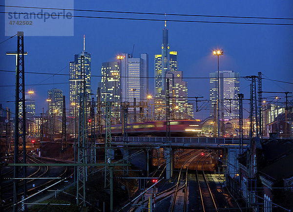 Blick auf den Frankfurter Hauptbahnhof mit fahrendem Regionalzug  hinten die Commerzbank  die Dresdner Bank  der Skyper  Frankfurt  Hessen  Deutschland  Europa