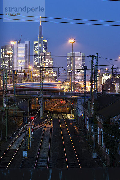 Blick auf den Frankfurter Hauptbahnhof mit fahrendem ICE  hinten die Commerzbank  die Dresdner Bank  der Skyper  Frankfurt  Hessen  Deutschland  Europa