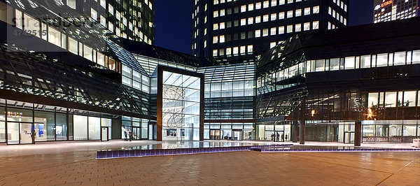 Haupteingang und Portal der renovierten Deutschen Bank  Nachtaufnahme  Frankfurt am Main  Hessen  Deutschland  Europa