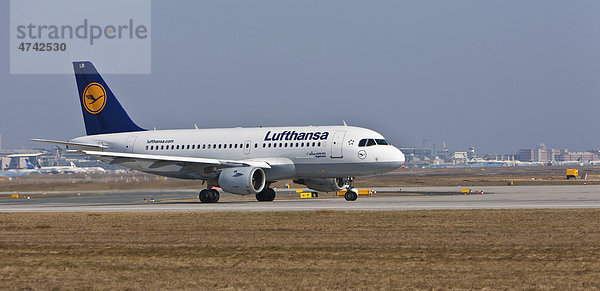 Ein Airbus A 319 der Lufthansa beim Start auf dem Frankfurter Flughafen  Frankfurt  Hessen  Deutschland  Europa
