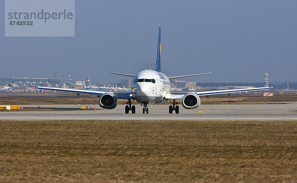 Ein Flugzeug der Lufthansa auf dem Rollfeld des Frankfurter Flughafens  Frankfurt  Hessen  Deutschland  Europa