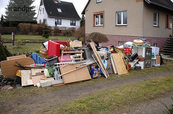 Sperrmüll vor einem leergeräumten Haus  Börzow  Mecklenburg-Vorpommern  Deutschland  Europa