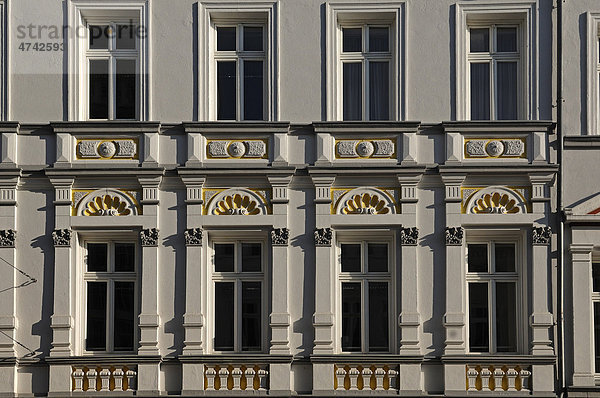 Dekorative Bürgerhausfassade des 19. Jhd.  Mecklenburgstraße 14  Schwerin  Mecklenburg-Vorpommern  Deutschland  Europa