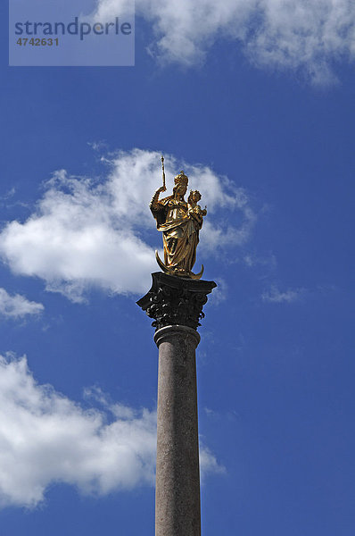 Mariensäule gegen blau-weißen Wolkenhimmel  Marienplatz  München  Bayern  Deutschland  Europa