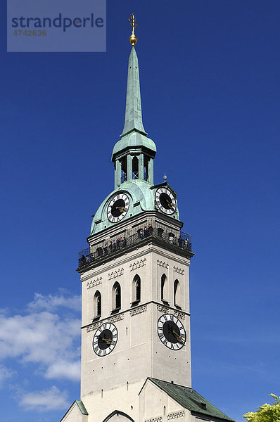 Turm der Sankt-Peter-Kirche oder Alter Peter mit Aussichtsgalerie  Rindermarkt 1  München  Bayern  Deutschland  Europa