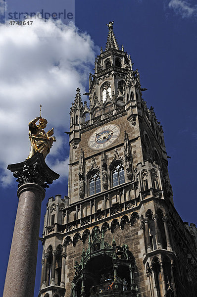 Turm  Neues Rathaus  gebaut von 1867 bis 1909  und Mariensäule  Marienplatz 8  München  Bayern  Deutschland  Europa